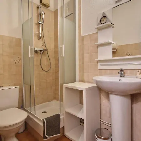 Apartment T2, Climatise, 100 M Et Port Avec Parking Prive Dans Fermee *